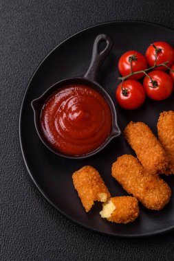 Peynirli, mozzarella, tuz ve baharatlı, yağda kızartılmış leziz çıtır peynir çubukları. Fast food, paket servis.