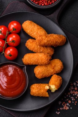 Peynirli, mozzarella, tuz ve baharatlı, yağda kızartılmış leziz çıtır peynir çubukları. Fast food, paket servis.