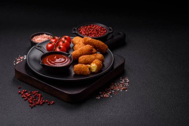 Peynirli, mozzarella, tuz ve baharatlı, yağda kızartılmış leziz çıtır peynir çubukları. Fast food, paket servis.