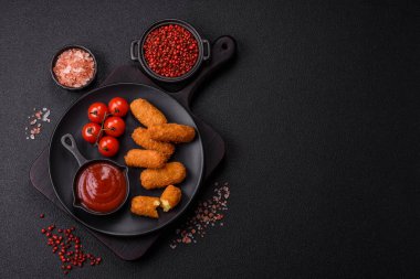 Peynirli, mozzarella, tuz ve baharatlı, yağda kızartılmış leziz çıtır peynir çubukları. Fast food, paket servis.