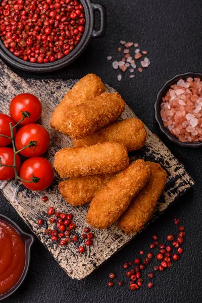 Peynirli, mozzarella, tuz ve baharatlı, yağda kızartılmış leziz çıtır peynir çubukları. Fast food, paket servis.