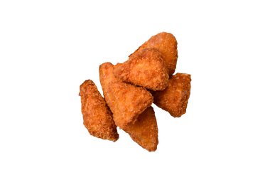 Brie peyniri ya da peynirli krem peynirli patates kızartması, fast food, beyaz arka planda servis.