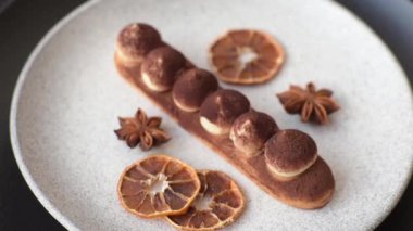 Kakaolu muhallebi ekini koyu beton arka planda kakao tozu serpiştirilmiş.