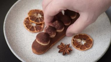 Kakaolu muhallebi ekini koyu beton arka planda kakao tozu serpiştirilmiş.