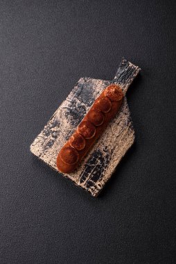 Kakaolu muhallebi ekini koyu beton arka planda kakao tozu serpiştirilmiş.