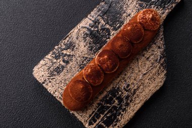 Kakaolu muhallebi ekini koyu beton arka planda kakao tozu serpiştirilmiş.