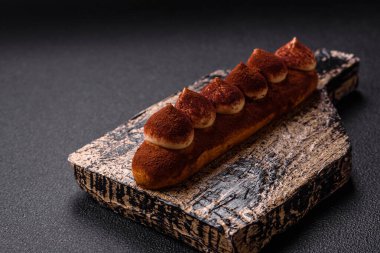 Kakaolu muhallebi ekini koyu beton arka planda kakao tozu serpiştirilmiş.