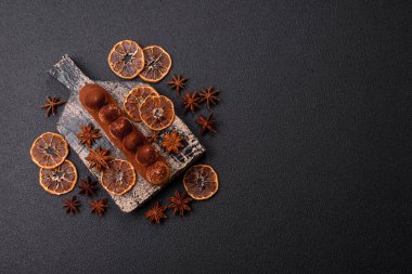 Kakaolu muhallebi ekini koyu beton arka planda kakao tozu serpiştirilmiş.