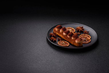 Kakaolu muhallebi ekini koyu beton arka planda kakao tozu serpiştirilmiş.