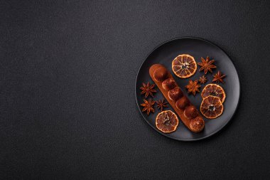 Kakaolu muhallebi ekini koyu beton arka planda kakao tozu serpiştirilmiş.