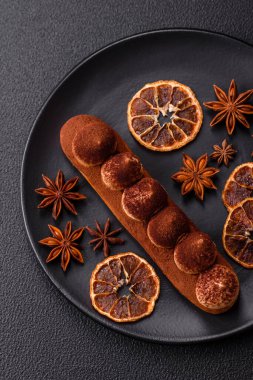 Kakaolu muhallebi ekini koyu beton arka planda kakao tozu serpiştirilmiş.