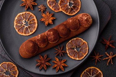 Kakaolu muhallebi ekini koyu beton arka planda kakao tozu serpiştirilmiş.