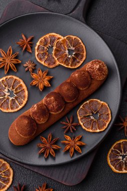 Kakaolu muhallebi ekini koyu beton arka planda kakao tozu serpiştirilmiş.