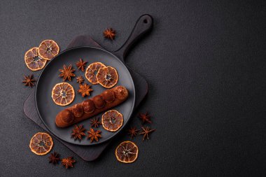 Kakaolu muhallebi ekini koyu beton arka planda kakao tozu serpiştirilmiş.