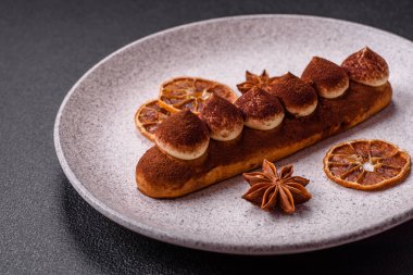 Kakaolu muhallebi ekini koyu beton arka planda kakao tozu serpiştirilmiş.