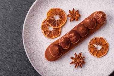 Kakaolu muhallebi ekini koyu beton arka planda kakao tozu serpiştirilmiş.