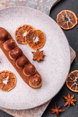 Kakaolu muhallebi ekini koyu beton arka planda kakao tozu serpiştirilmiş.