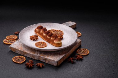 Kakaolu muhallebi ekini koyu beton arka planda kakao tozu serpiştirilmiş.