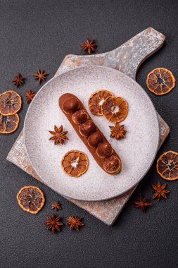 Kakaolu muhallebi ekini koyu beton arka planda kakao tozu serpiştirilmiş.