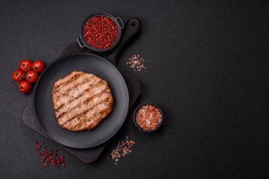 Sulu ızgara biftek veya tuzlu, baharatlı ve çimento kaplı domuz bifteği.