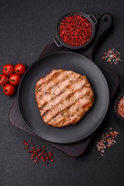 Sulu ızgara biftek veya tuzlu, baharatlı ve çimento kaplı domuz bifteği.