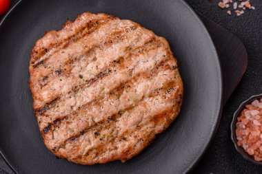 Sulu ızgara biftek veya tuzlu, baharatlı ve çimento kaplı domuz bifteği.