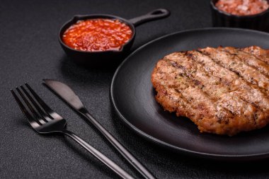 Sulu ızgara biftek veya tuzlu, baharatlı ve çimento kaplı domuz bifteği.