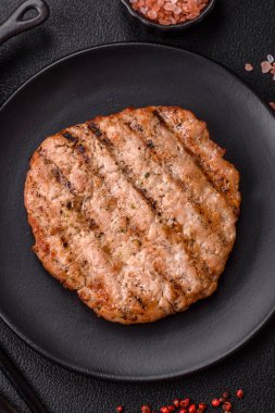 Sulu ızgara biftek veya tuzlu, baharatlı ve çimento kaplı domuz bifteği.