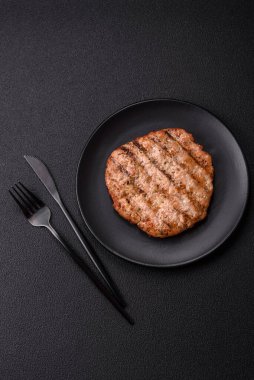 Sulu ızgara biftek veya tuzlu, baharatlı ve çimento kaplı domuz bifteği.