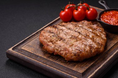 Sulu ızgara biftek veya tuzlu, baharatlı ve çimento kaplı domuz bifteği.