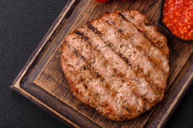 Sulu ızgara biftek veya tuzlu, baharatlı ve çimento kaplı domuz bifteği.