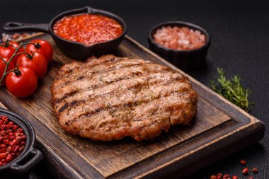 Sulu ızgara biftek veya tuzlu, baharatlı ve çimento kaplı domuz bifteği.
