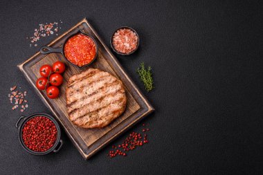 Sulu ızgara biftek veya tuzlu, baharatlı ve çimento kaplı domuz bifteği.