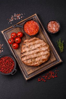 Sulu ızgara biftek veya tuzlu, baharatlı ve çimento kaplı domuz bifteği.