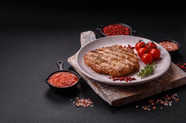 Sulu ızgara biftek veya tuzlu, baharatlı ve çimento kaplı domuz bifteği.