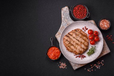 Sulu ızgara biftek veya tuzlu, baharatlı ve çimento kaplı domuz bifteği.