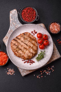 Sulu ızgara biftek veya tuzlu, baharatlı ve çimento kaplı domuz bifteği.