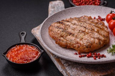 Sulu ızgara biftek veya tuzlu, baharatlı ve çimento kaplı domuz bifteği.