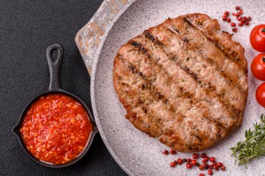 Sulu ızgara biftek veya tuzlu, baharatlı ve çimento kaplı domuz bifteği.