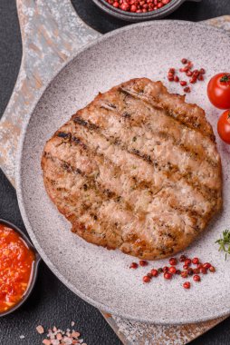 Sulu ızgara biftek veya tuzlu, baharatlı ve çimento kaplı domuz bifteği.