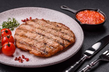 Sulu ızgara biftek veya tuzlu, baharatlı ve çimento kaplı domuz bifteği.