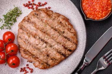 Sulu ızgara biftek veya tuzlu, baharatlı ve çimento kaplı domuz bifteği.