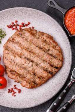 Sulu ızgara biftek veya tuzlu, baharatlı ve çimento kaplı domuz bifteği.