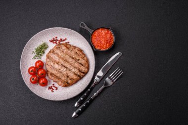 Sulu ızgara biftek veya tuzlu, baharatlı ve çimento kaplı domuz bifteği.