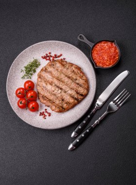 Sulu ızgara biftek veya tuzlu, baharatlı ve çimento kaplı domuz bifteği.