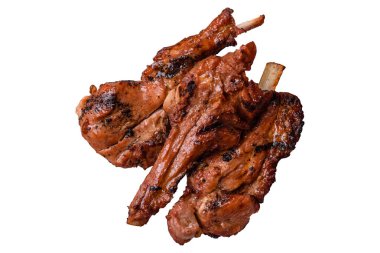 Izgarada pişmiş kaburga ya da biftek, beyaz arka planda tuz, baharat ve otlarla.