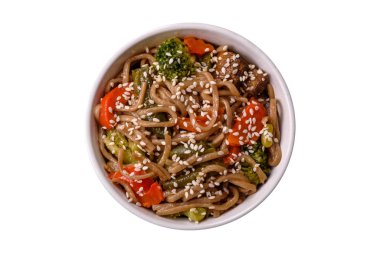 Beyaz arka planda sebzeli, tuzlu ve baharatlı karabuğday eriştesi.