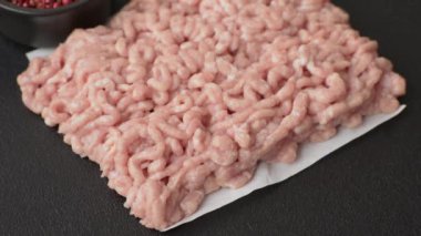 Koyu beton arka planda tuzlu, baharatlı ve otlu çiğ tavuk.