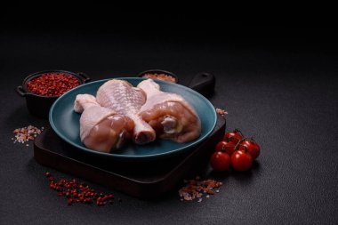 Çiğ tavuk budu, tuzlu, baharatlı ve ızgara için hazırlanmış otlar.