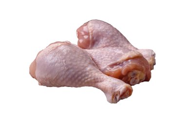 Çiğ tavuk budu, tuzlu, baharatlı ve ızgara için hazırlanmış otlar.